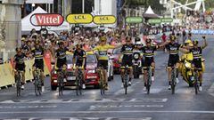 Los ciclistas del Sky entran junto a Chris Froome en la meta de los Campos El&iacute;seos para celebrar la victoria del brit&aacute;nico en la general del Tour de Francia 2016.