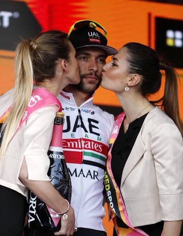El ciclista colombiano se quedó con la tercera jornada del Giro de Italia tras la descalificación al corredor italiano por un movimiento ilegal en el sprint.