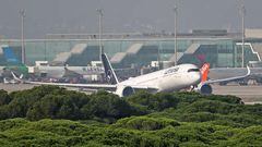Una veintena de personas escapan de un avión en el aeropuerto de Barcelona