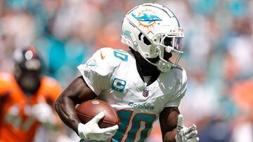 MIAMI GARDENS, FLORIDA - SEPTEMBER 24: Tyreek Hill #10 of the Miami Dolphins scores a touchdown during the first quarter against the Denver Broncos at Hard Rock Stadium on September 24, 2023 in Miami Gardens, Florida.   Carmen Mandato/Getty Images/AFP (Photo by Carmen Mandato / GETTY IMAGES NORTH AMERICA / Getty Images via AFP)