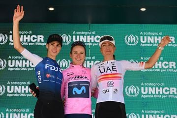 Marta Cavalli y Mavi García, junto a Van Vleuten, en el podio final del Giro Donne.