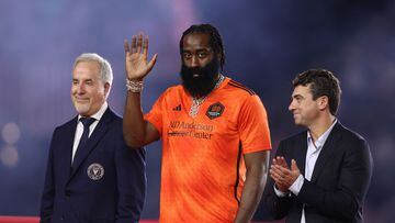 FORT LAUDERDALE, FLORIDA - SEPTEMBER 27: Houston Dynamo owner James Harden waves to the fans after the 2023 U.S. Open Cup Final against the Inter Miami at DRV PNK Stadium on September 27, 2023 in Fort Lauderdale, Florida.   Megan Briggs/Getty Images/AFP (Photo by Megan Briggs / GETTY IMAGES NORTH AMERICA / Getty Images via AFP)