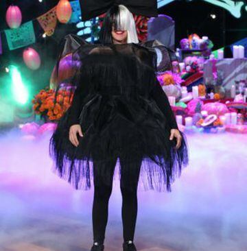 Ellen Degeneres disfrazada como la cantante Sia @TheEllenShow