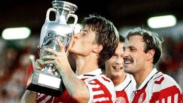 Imagen de Brian Laudrup besando el trofeo de la Eurocopa 1992.