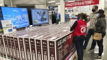 Un asociado de ventas ayuda a los clientes a considerar la compra de un televisor de pantalla grande en un almac&eacute;n de Costco el mi&eacute;rcoles 18 de noviembre de 2020 en Sheridan, Colorado.
