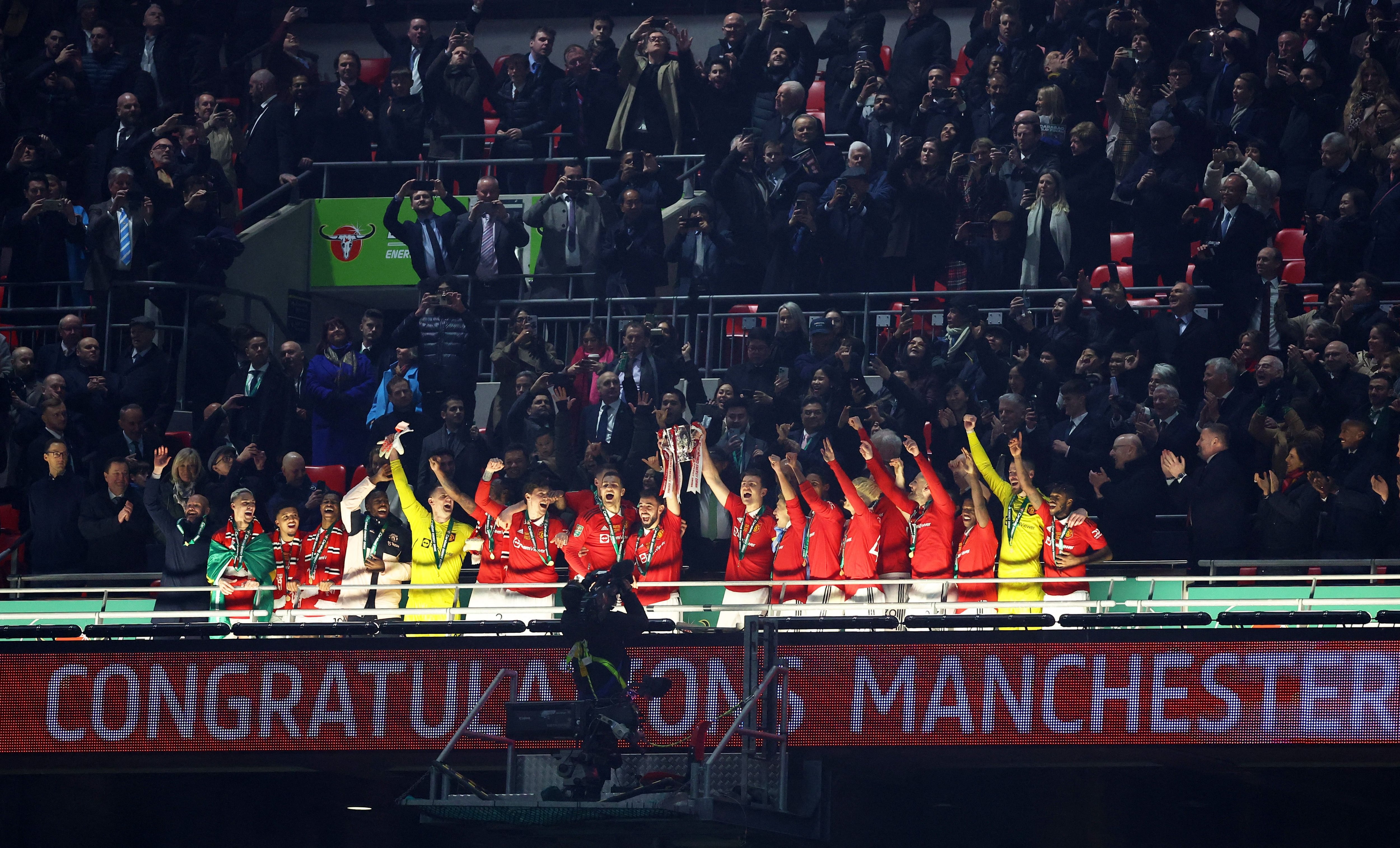 Soccer Football - Carabao Cup - Final - Manchester United v Newcastle United - Wembley Stadium, London, Britain - February 26, 2023  Manchester United's Bruno Fernandes and Harry Maguire lift the trophy as they celebrate with teammates after winning the Carabao Cup REUTERS/Hannah Mckay EDITORIAL USE ONLY. No use with unauthorized audio, video, data, fixture lists, club/league logos or 'live' services. Online in-match use limited to 75 images, no video emulation. No use in betting, games or single club /league/player publications.  Please contact your account representative for further details.