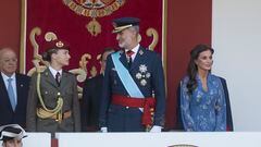 (I-D) La Princesa de Asturias, Leonor; el Rey Felipe VI y la Reina Letizia durante el desfile del 12 de octubre 'Día de la Fiesta Nacional', en la plaza de Cánovas del Castillo, a 12 de octubre de 2023, en Madrid (España). Los actos comienzan con el izado de la bandera nacional y el homenaje a los que dieron su vida por España, al que siguen los desfiles aéreo y terrestre de distintas unidades en los que participan 4.177 militares. Este año, es el primero en el que una mujer despliega la bandera en paracaídas. El desfile cambia de recorrido y la Tribuna Real pasa a situarse en la Plaza de Neptuno. Además, Leonor de Borbón, inmersa en su formación militar como dama cadete, viste de uniforme tras dos años de ausencia por sus estudios en Gales.
12 OCTUBRE 2023;PRINCESA DE ASTURIAS;REYES;12 DE OCTUBRE;DESFILE
Alberto Ortega / Europa Press
12/10/2023