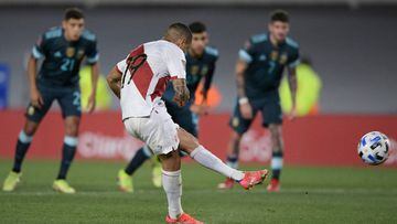 Peru&#039;s Yoshimar Yotun shoots a penalty kick during the South American qualification football match against Argentina for the FIFA World Cup Qatar 2022, at the Monumental stadium in Buenos Aires, on October 14, 2021. (Photo by Juan Mabromata / AFP)