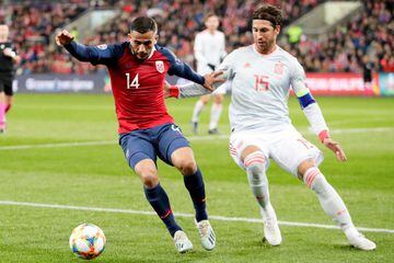 Soccer Football - Euro 2020 Qualifier - Group F - Norway v Spain - Ullevaal Stadium, Oslo, Norway - October 12, 2019. Norway's Omar Elabdellaoui fights for the ball against Spain's Sergio Ramos. NTB Scanpix/Tore Meek via REUTERS ATTENTION EDITORS - THIS I