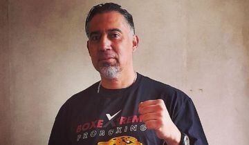 Él es Francisco Pinto (49 años), el entrenador de boxeo de Gabriel Boric.