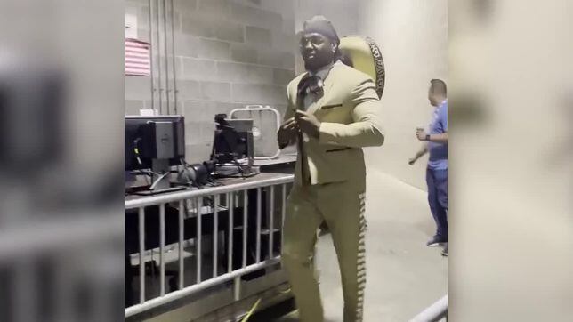 Derrick Henry luce increíble traje de charro previo al juego contra Chargers