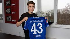 Matthew Hoppe posa con la camiseta del Schalke 04.