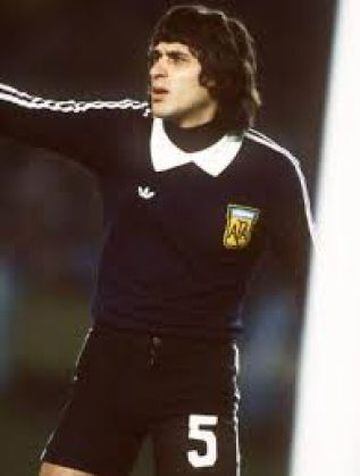 Mismo caso que Ardiles. El portero usó esos inusuales números en el Mundial de Argentina '78 (5) y en España '82 (7).