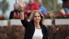 Spanish former tennis player Arantxa Sanchez Vicario waves prior to receiving the Fed Cup Commitment Award before a qualifier tennis match between Spain and Japan on February 8, 2020 at La Manga Club in Cartagena. (Photo by JOSE JORDAN / AFP)