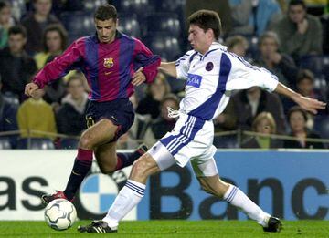 Aterrizó en el FC Barcelona en 1999 con tan solo 20 años. Llamado a ser una de las promesas del fútbol portugués, ya que era un extremo rápido y con un gran disparo desde lejos, no demostró su potencial durante las dos temporadas que jugó de blaugrana. Jugó 71 partidos en los que marcó 4 goles y no ganó ningún título.