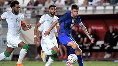US midfielder Christian Pulisic (R) is challenged by Saudi Arabia's defender Ali al-Bulaihi (L) during the friendly football match between Saudi Arabia and United States at the Nueva Condomina stadium in Murcia on September 27, 2022. (Photo by Jose Jordan / AFP)