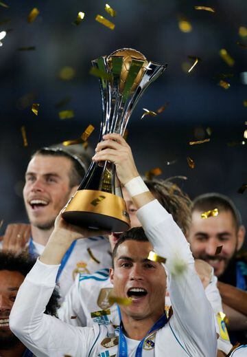 Cristiano Ronaldo levanta el trofeo. 