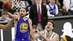 SAN112. SAN ANTONIO (EE.UU.), 29/03/2017.- Stephen Curry (i) de Golden State Warriors en acci&oacute;n con el espa&ntilde;ol Pau Gasol (c) de San Antonio Spurs hoy, mi&eacute;rcoles 29 de marzo de 2017, durante un juego de la NBA entre Golden State Warriors y San Antonio Spurs en AT&amp;T Center en San Antonio (EE.UU.). EFE/LARRY W. SMITH