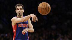 Jos&eacute; Calder&oacute;n pasa el bal&oacute;n durante el partido entre los Knicks y los Pistons en el Madison Square Garden. 