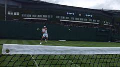 Rafa Nadal entrena en las pistas de hierba de Wimbledon.