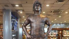 Una estatua en homenaje al fallecido futbolista Diego Armando Maradona fue inaugurada este mi&eacute;rcoles en el Aeropuerto Internacional de Ezeiza.