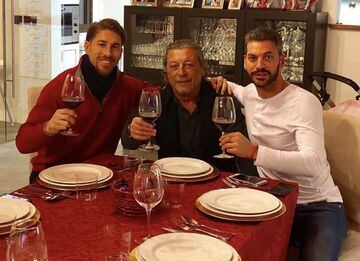 En esta imagen Sergio Ramos aparece acompañado por su padre José María Ramos y su hermano René, que es su representante