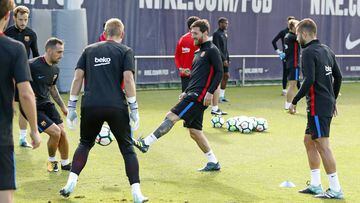 Messi, en un rondo ante Cillessen, Alc&aacute;cer e Ivan Rakitic, en el entrenamiento de ayer.