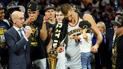Nikola Jokic, con su hijo, a punto de recibir de manos del comisionado Adam Silver el trofeo de MVP de las Finales de la NBA 2023.
