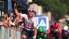 El ciclista británico del Astana Mark Cavendish celebra su victoria en la vigésimo primera y última etapa del Giro de Italia 2023 en Roma.