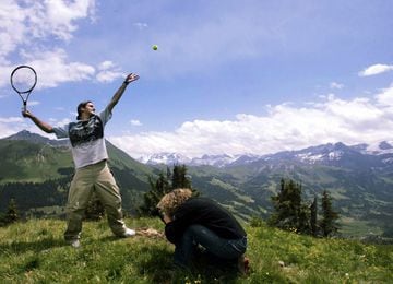 Roger Federer en una sesión de fotos con los Alpes suizos de fondo