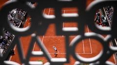 Paris (France), 22/05/2023.- Tennis players in action during qualifying session ahead of the French Open tennis tournament at Roland ?Garros in Paris, France, 22 May 2023. (Tenis, Abierto, Francia) EFE/EPA/YOAN VALAT
