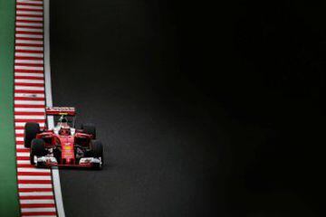 Raikkonen, piloto de Fórmula 1 de Ferrari, parece que está empñado en salirse de la calzada a pesar de que va sól.o