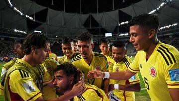 Colombia's forward Tomas Gutierrez (C) celebrates with his teammates after scoring against Japan during the Argentina 2023 U-20 World Cup Group C football match between Japon and Colombia at the Diego Armando Maradona stadium in La Plata, Argentina, on May 24, 2023. (Photo by LUIS ROBAYO / AFP)