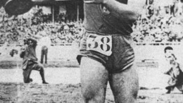 Miguel de la Quadra Salcedo (Madrid, 30 de abril de 1932) se trasladó a los cinco años con su familia a Pamplona y allí empezó a practicar atletismo (disco, peso, martillo, jabalina, altura…), halterofilia, ciclismo, lucha grecorromana, rugby… mientras es