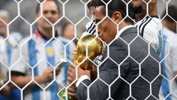 FIFA tomará medidas contra Salt Bae por tocar la Copa del Mundo