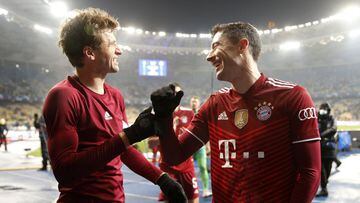 Thomas M&uuml;ller y Robert Lewandowski, jugadores del Bayern de M&uacute;nich, celebran una victoria al final del partido.