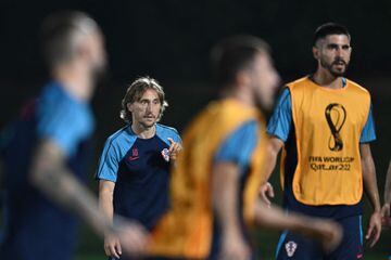 Luka Modric (second left) in Croatia training.