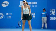 Maria Sharapova celebra un punto durante su partido ante Zarina Diyasen los cuartos de final del WTA Shenzhen Open.