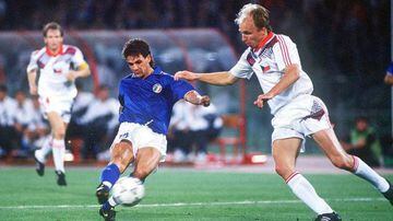 Roberto Baggio contra Checoslovaquia en 1990