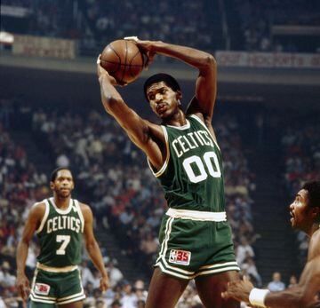 El genio Parish, gran ídolo de la parroquia de los Celtics en años dorados, ha resistido los empujones de dos jugadores que se han retirado hace poco, Vince Carter y Dirk Nowitzki, que se han colocado tercero y cuarto -respectivamente- por detrás de Kareem y del 00. Su marca de 1.611 encuentros disputados en la fase regular de la NBA se mantiene vigente como la mayor de la historia. LeBron, en su récord de puntos, está a más de 200 partidos del pívot. Parish, que además de en los Celtics jugó en los Warriors, los Hornets y los Bulls, disputó 21 temporadas de la liga norteamericana y ganó cuatro campeonatos.
· Wilt Chamberlain. La batalla en el tiempo si nos referimos a los rebotes se la llevó Wilt. No sólo era dominador con el balón, no sólo se le recuerdan los 100 puntos en un partido. Los rebotes también llevan su marca. Pero vaya pugna dura tuvo con Bill Russell, de Este a Oeste y con la capacidad para cambiar el juego en los primeros momentos de eclosión del deporte. En el total son 23.924 para Chamberlain y 21.620 para Russell, pero es que en el promedio la cosa está más apretada aunque el líder es el mismo: 22,8 contra 22,4. Nadie más se les ha acercado ni remotamente.
