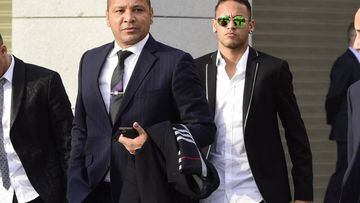 Barcelona&#039;s Brazilian forward Neymar (C) and his father Neymar Santos (3L) arrive to Spain&#039;s national court in Madrid on February 2, 2016. Barcelona star Neymar is called to give evidence this week a murky case over the deal which brought the Br