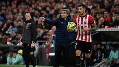 Athletic Bilbao's Spanish coach Ernesto Valverde (L) talks with Athletic Bilbao's Spanish defender Yuri Berchiche during the Spanish League football match between Athletic Club Bilbao and CA Osasuna at the San Mames stadium in Bilbao on January 9, 2023. (Photo by ANDER GILLENEA / AFP) (Photo by ANDER GILLENEA/AFP via Getty Images)