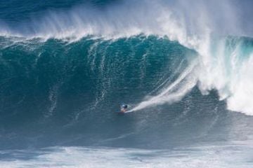 El hawaiano Billy Kemper ha sido el ganador de la edición 2016 del Pe'ahi Challenge 2016, consiguiendo una ola perfecta (un 10) en la final del evento. 