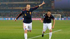 Andr&eacute;s Iniesta y David Villa celebran el gol del manchego en el &uacute;ltimo partido del grupo ante Chile. Espa&ntilde;a gan&oacute; 2-1.