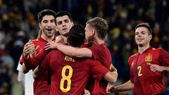 Spain's forward Alvaro Morata (C) celebrates with teammates after scoring a goal during the friendly football match between Spain and Iceland at the Municipal de Riazor stadium in La Coruna on March 29, 2022. (Photo by JAVIER SORIANO / AFP)