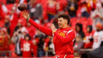 KANSAS CITY, MISSOURI - JANUARY 21: Patrick Mahomes #15 of the Kansas City Chiefs warms up prior to the AFC Divisional Playoff game against the Jacksonville Jaguars at Arrowhead Stadium on January 21, 2023 in Kansas City, Missouri.   David Eulitt/Getty Images/AFP (Photo by David Eulitt / GETTY IMAGES NORTH AMERICA / Getty Images via AFP)