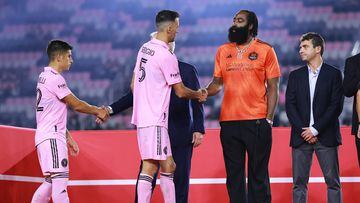 FORT LAUDERDALE, FLORIDA - SEPTEMBER 27: Houston Dynamo owner James Harden greets Sergio Busquets #5 of Inter Miami on stage after the 2023 U.S. Open Cup Final at DRV PNK Stadium on September 27, 2023 in Fort Lauderdale, Florida.   Hector Vivas/Getty Images/AFP (Photo by Hector Vivas / GETTY IMAGES NORTH AMERICA / Getty Images via AFP)