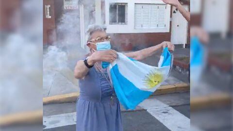 ¡Pasión para todas las edades! La abuelita que celebra el triunfo de Argentina en Qatar