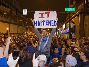 &quot;Pas&oacute;&quot;, as&iacute; celebran en las calles los seguidores de los Chicago Cubs.