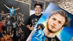 El artista Juan Pablo Giménez, posa para AS en su estudio de Nápoles con dos de sus lienzos, dedicados a Maradona y Kvaratskhelia.